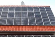 光伏發(fā)電板安裝費(fèi)一般是多少？幾萬(wàn)元到十幾萬(wàn)元！